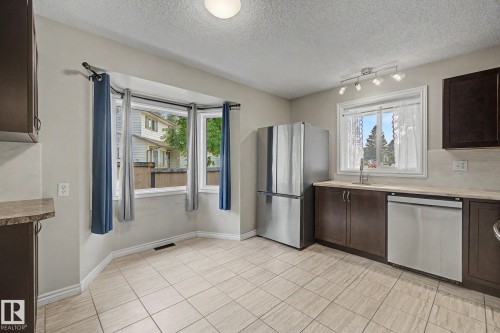 30 Matthew Road, Spruce Grove, AB - Indoor Photo Showing Kitchen