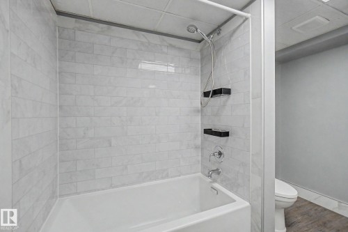 30 Matthew Road, Spruce Grove, AB - Indoor Photo Showing Bathroom