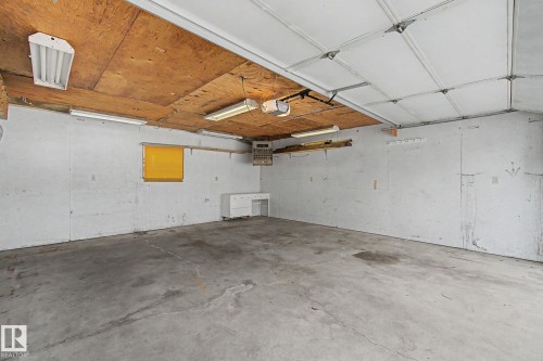 30 Matthew Road, Spruce Grove, AB - Indoor Photo Showing Garage