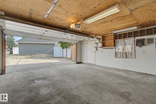 30 Matthew Road, Spruce Grove, AB - Indoor Photo Showing Garage
