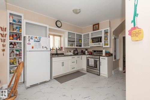9623 110A Avenue Nw, Edmonton, AB - Indoor Photo Showing Kitchen