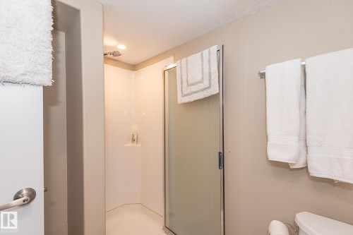 9623 110A Avenue Nw, Edmonton, AB - Indoor Photo Showing Bathroom