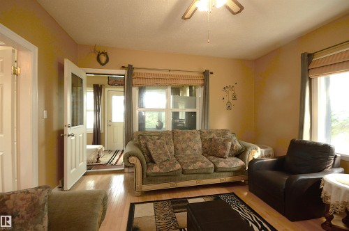 4802 50 Street, Glendon, AB - Indoor Photo Showing Living Room