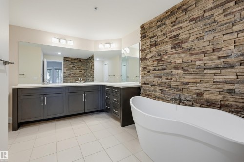 #108 11650 79 Av Nw, Edmonton, AB - Indoor Photo Showing Bathroom