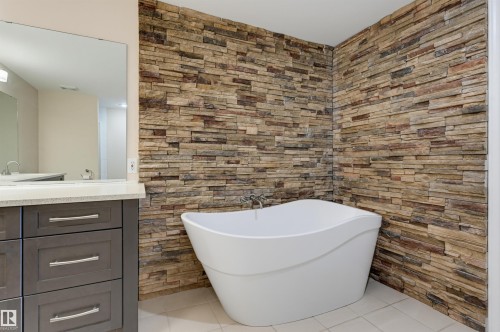 #108 11650 79 Av Nw, Edmonton, AB - Indoor Photo Showing Bathroom
