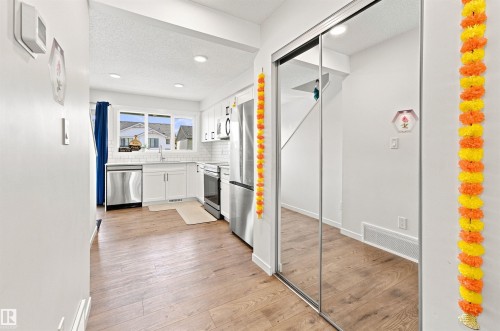 Modern kitchen featuring white cabinetry, stainless steel appliances, and a subway tile backsplash - 1172 Aster Boulevard Nw Nw, Edmonton, AB - Indoor Photo Showing Kitchen