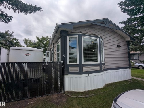 9 West View Boulevard Northwest  Edmonton, AB T5S 1T5