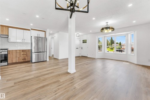 6404 88 Avenue Nw, Edmonton, AB - Indoor Photo Showing Kitchen With Upgraded Kitchen