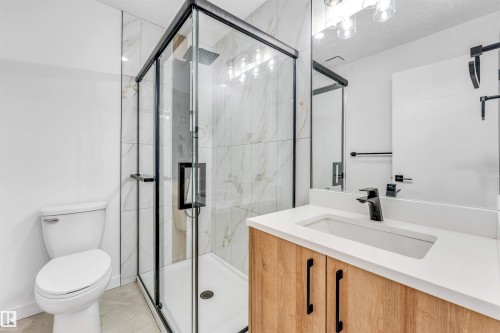 6404 88 Avenue Nw, Edmonton, AB - Indoor Photo Showing Bathroom