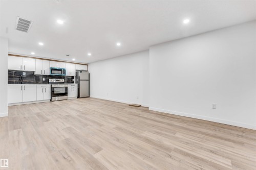 6404 88 Avenue Nw, Edmonton, AB - Indoor Photo Showing Kitchen