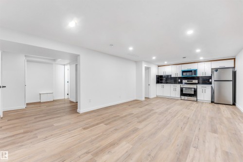 6404 88 Avenue Nw, Edmonton, AB - Indoor Photo Showing Kitchen
