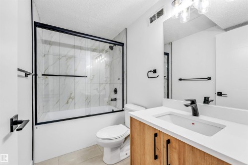 6404 88 Avenue Nw, Edmonton, AB - Indoor Photo Showing Bathroom