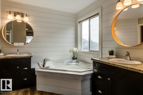 854 Chahley Way Nw, Edmonton, AB - Indoor Photo Showing Bathroom