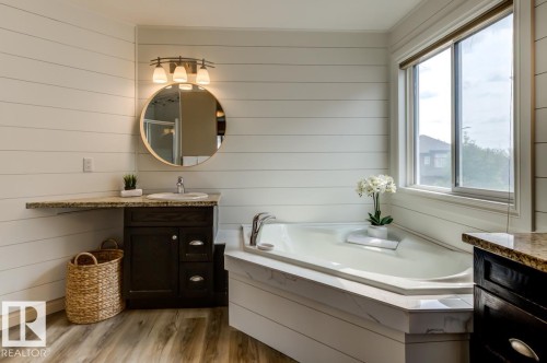 854 Chahley Way Nw, Edmonton, AB - Indoor Photo Showing Bathroom