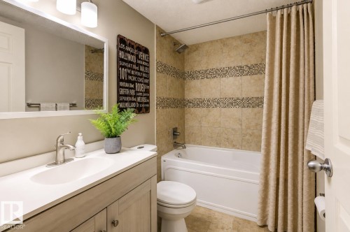 854 Chahley Way Nw, Edmonton, AB - Indoor Photo Showing Bathroom
