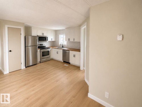 20 West View Bv Northwest, Edmonton, AB - Indoor Photo Showing Kitchen