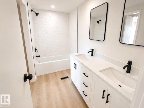 20 West View Bv Northwest, Edmonton, AB - Indoor Photo Showing Bathroom