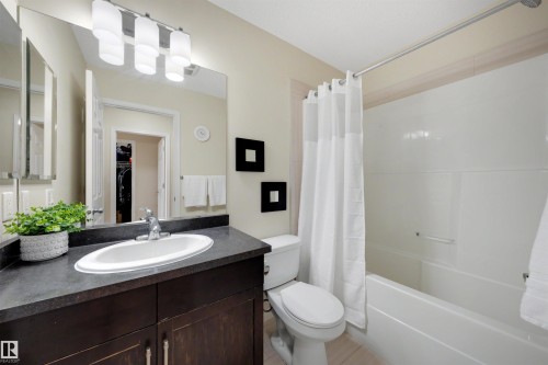 2422 Cassidy Way Sw, Edmonton, AB - Indoor Photo Showing Bathroom