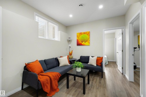 2422 Cassidy Way Sw, Edmonton, AB - Indoor Photo Showing Living Room