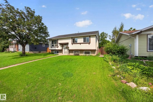 Split-level residence featuring a bay window, concrete walkway, and a mature tree - 156 Clareview Road Nw, Edmonton, AB - Outdoor