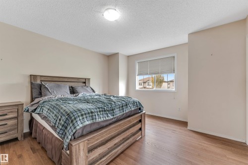 Hardwood-finish flooring and a single window with blinds - 3032 31 Avenue Nw, Edmonton, AB - Indoor Photo Showing Bedroom