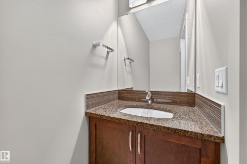 2730 Sparrow Place Nw, Edmonton, AB - Indoor Photo Showing Bathroom