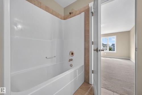 2730 Sparrow Place Nw, Edmonton, AB - Indoor Photo Showing Bathroom