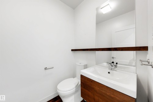 9342 83 Avenue Nw, Edmonton, AB - Indoor Photo Showing Bathroom