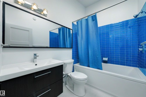 9342 83 Avenue Nw, Edmonton, AB - Indoor Photo Showing Bathroom