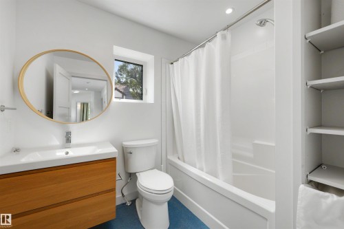 9342 83 Avenue Nw, Edmonton, AB - Indoor Photo Showing Bathroom