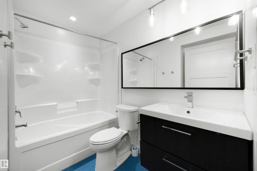 9342 83 Avenue Nw, Edmonton, AB - Indoor Photo Showing Bathroom