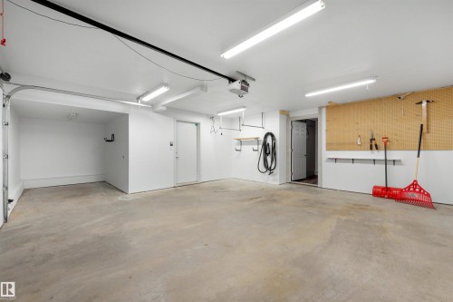 9342 83 Avenue Nw, Edmonton, AB - Indoor Photo Showing Garage