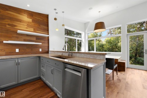 9342 83 Avenue Nw, Edmonton, AB - Indoor Photo Showing Kitchen