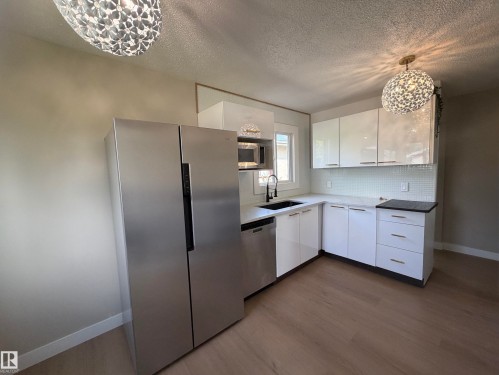 4204 42 Avenue, Stony Plain, AB - Indoor Photo Showing Kitchen