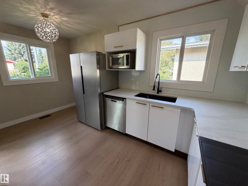 4204 42 Avenue, Stony Plain, AB - Indoor Photo Showing Kitchen