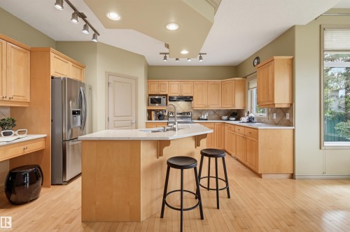 708 Haliburton Crescent Nw, Edmonton, AB - Indoor Photo Showing Kitchen