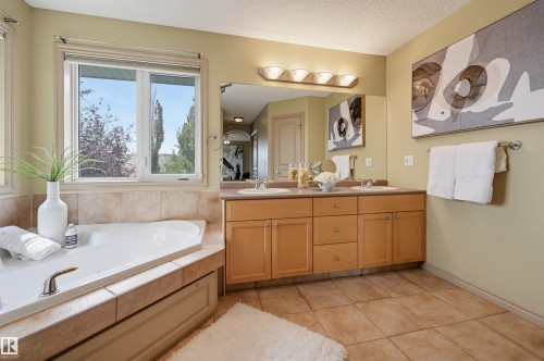 708 Haliburton Crescent Nw, Edmonton, AB - Indoor Photo Showing Bathroom