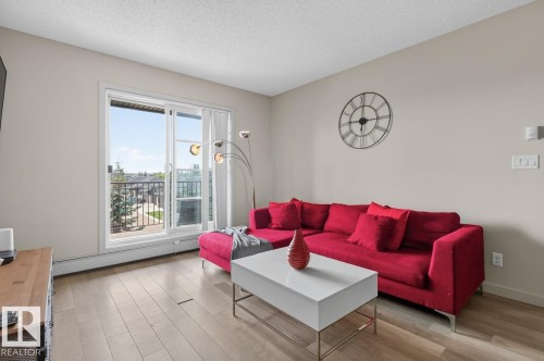 #307 1144 Adamson Dr Sw Sw, Edmonton, AB - Indoor Photo Showing Living Room