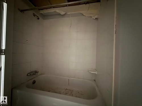 8732 101 Avenue Nw, Edmonton, AB - Indoor Photo Showing Bathroom