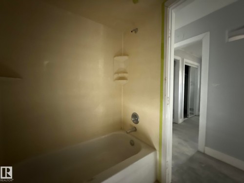 8732 101 Avenue Nw, Edmonton, AB - Indoor Photo Showing Bathroom