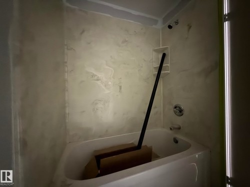 8732 101 Avenue Nw, Edmonton, AB - Indoor Photo Showing Bathroom