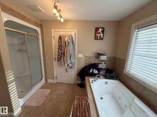 551 Stewart Crescent Sw, Edmonton, AB - Indoor Photo Showing Bathroom