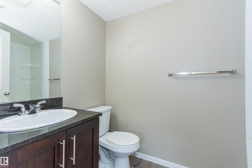 5816 Mullen Place Nw, Edmonton, AB - Indoor Photo Showing Bathroom