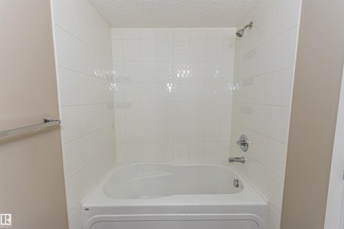 5816 Mullen Place Nw, Edmonton, AB - Indoor Photo Showing Bathroom