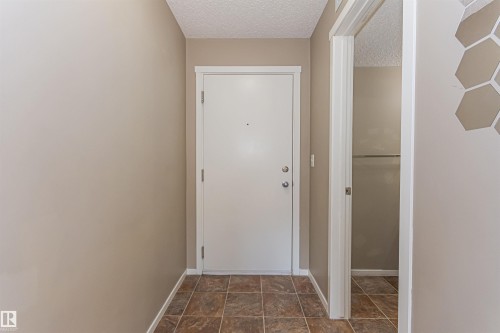 5816 Mullen Place Nw, Edmonton, AB - Indoor Photo Showing Other Room