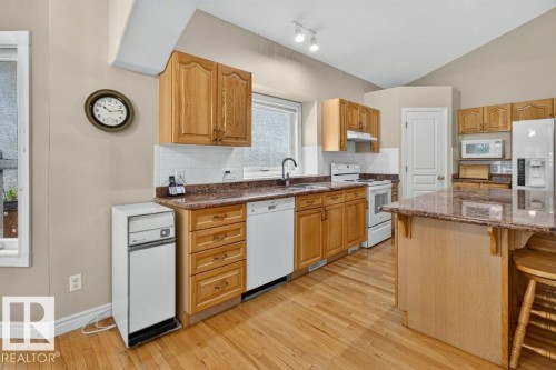 925 Burrows Crescent Nw, Edmonton, AB - Indoor Photo Showing Kitchen