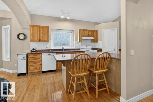 925 Burrows Crescent Nw, Edmonton, AB - Indoor Photo Showing Kitchen