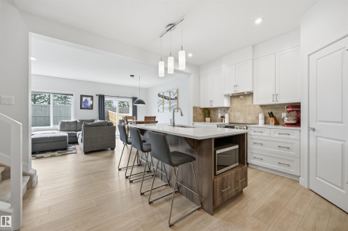 185 Larch Crescent, Leduc, AB - Indoor Photo Showing Kitchen With Upgraded Kitchen