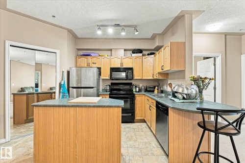 #403 10046 110 St Nw, Edmonton, AB - Indoor Photo Showing Kitchen