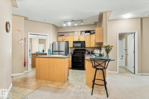 #403 10046 110 St Nw, Edmonton, AB - Indoor Photo Showing Kitchen
